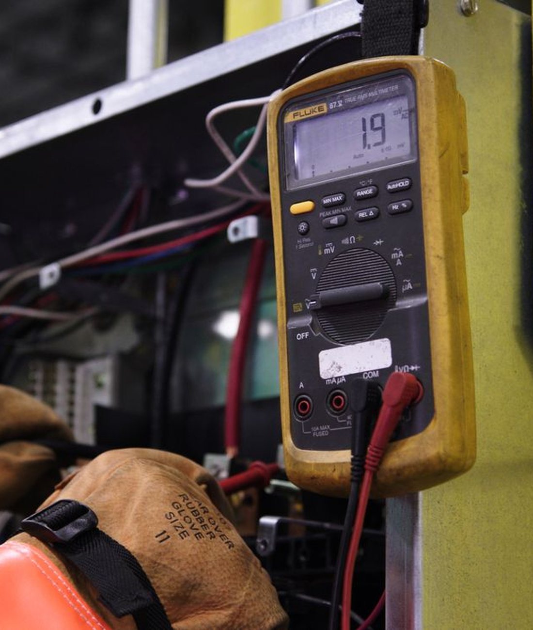 Technicien ET2S en mesure et diagnostic sur une installation électrique